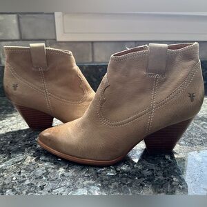 FRYE Reina Heeled Western Ankle  Bootie in Tan Ash Leather Women’s Size 6.5
